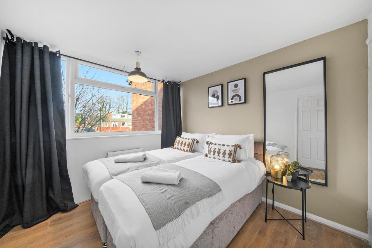 Cosy 3 Bedroom With Free Parking, Garden And Smart Tv With Netflix By Yoko Property Coventry Exterior photo