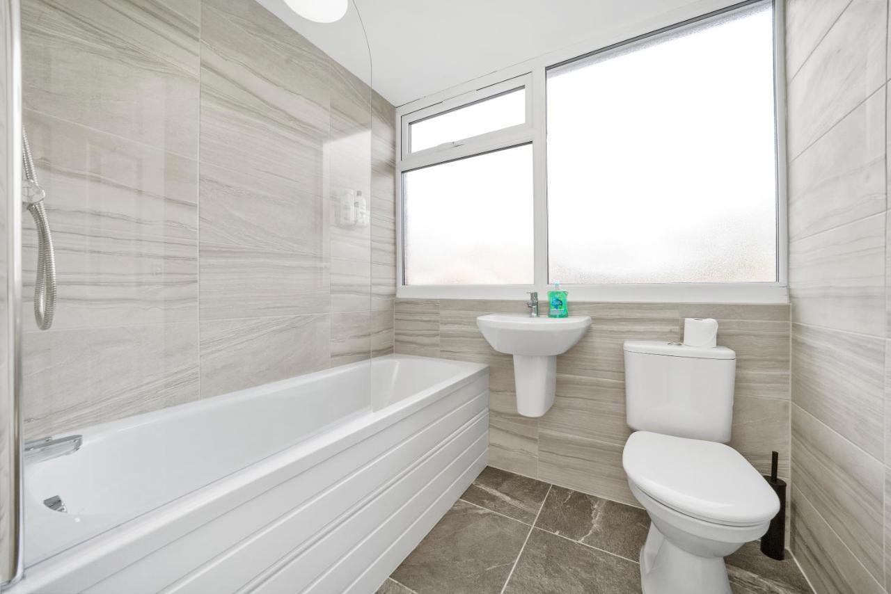 Cosy 3 Bedroom With Free Parking, Garden And Smart Tv With Netflix By Yoko Property Coventry Exterior photo