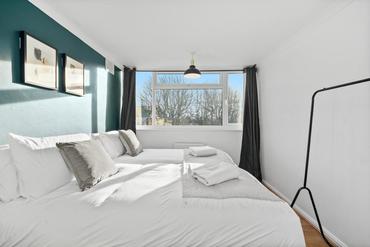 Cosy 3 Bedroom With Free Parking, Garden And Smart Tv With Netflix By Yoko Property Coventry Exterior photo