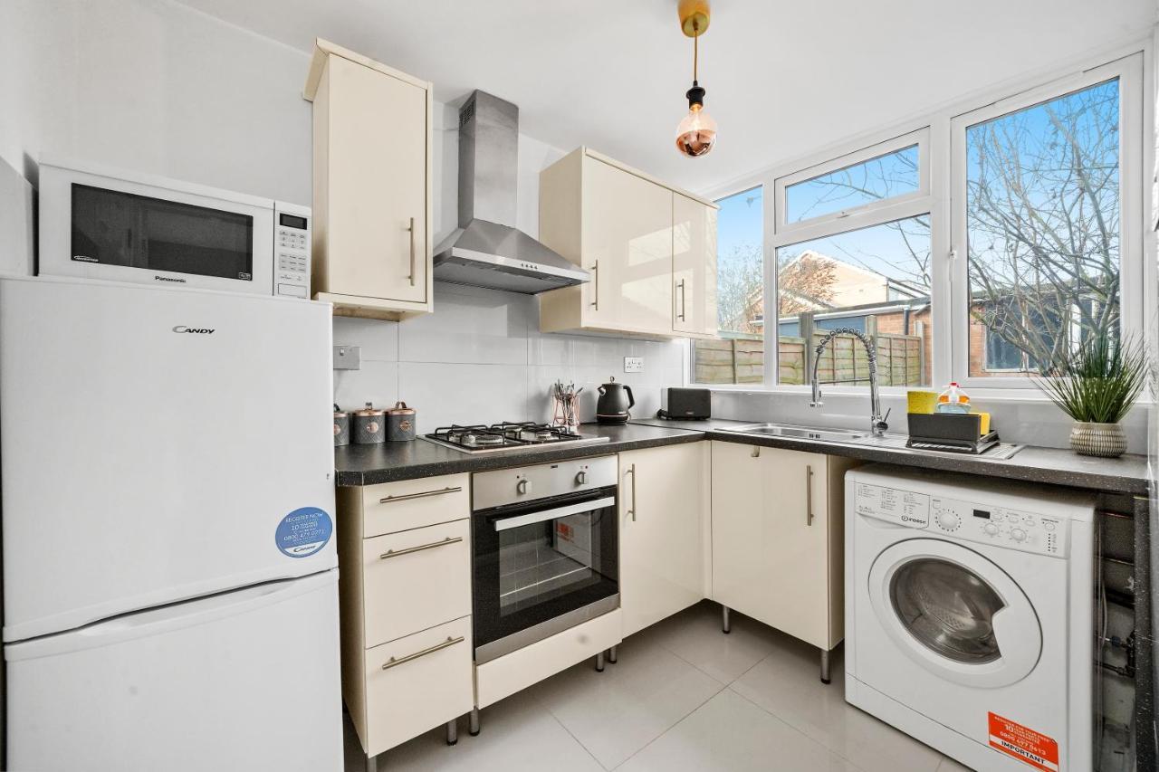 Cosy 3 Bedroom With Free Parking, Garden And Smart Tv With Netflix By Yoko Property Coventry Exterior photo