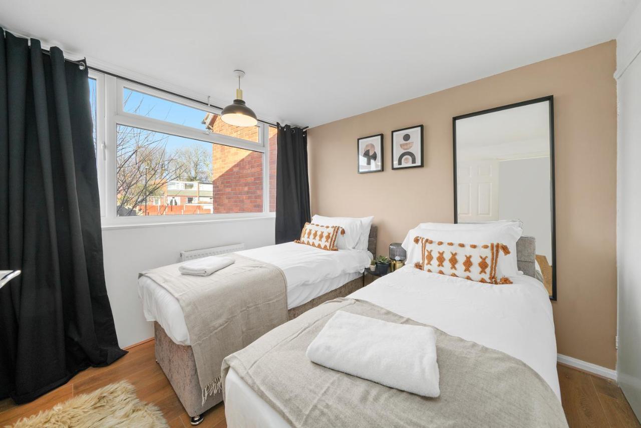 Cosy 3 Bedroom With Free Parking, Garden And Smart Tv With Netflix By Yoko Property Coventry Exterior photo