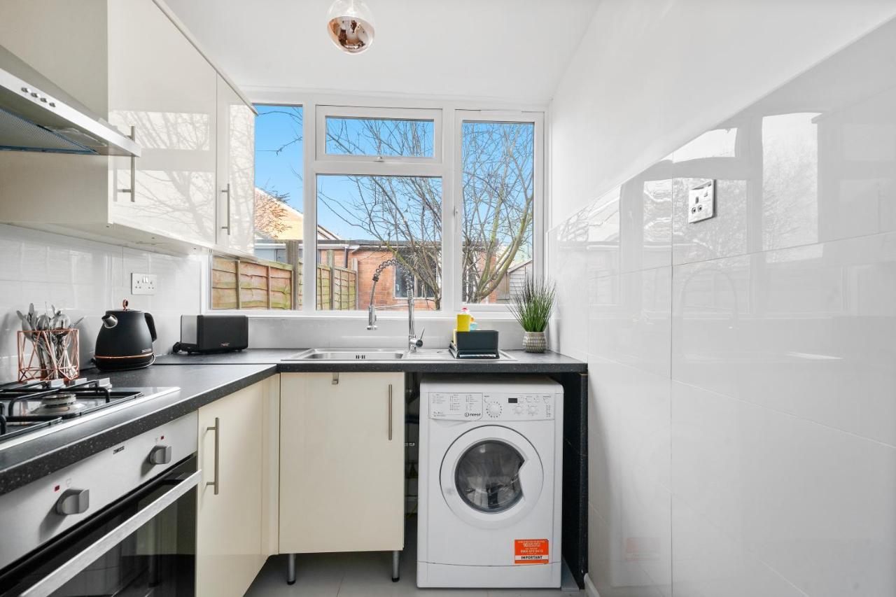 Cosy 3 Bedroom With Free Parking, Garden And Smart Tv With Netflix By Yoko Property Coventry Exterior photo