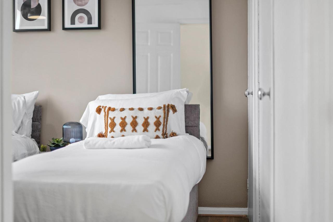 Cosy 3 Bedroom With Free Parking, Garden And Smart Tv With Netflix By Yoko Property Coventry Exterior photo