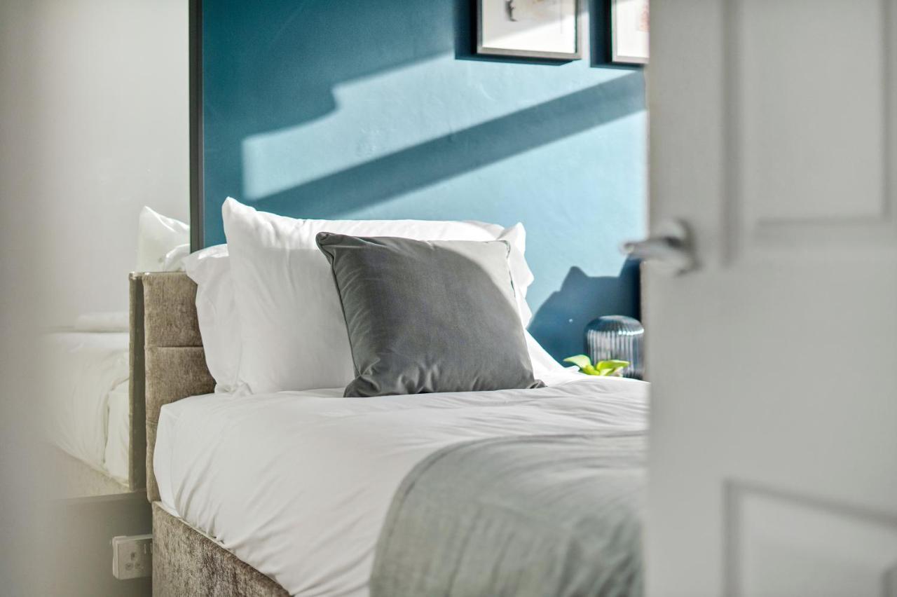 Cosy 3 Bedroom With Free Parking, Garden And Smart Tv With Netflix By Yoko Property Coventry Exterior photo