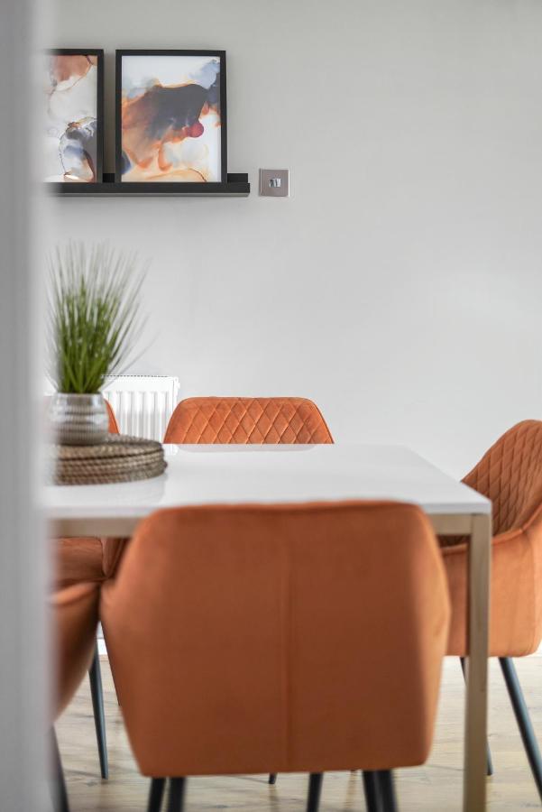 Cosy 3 Bedroom With Free Parking, Garden And Smart Tv With Netflix By Yoko Property Coventry Exterior photo