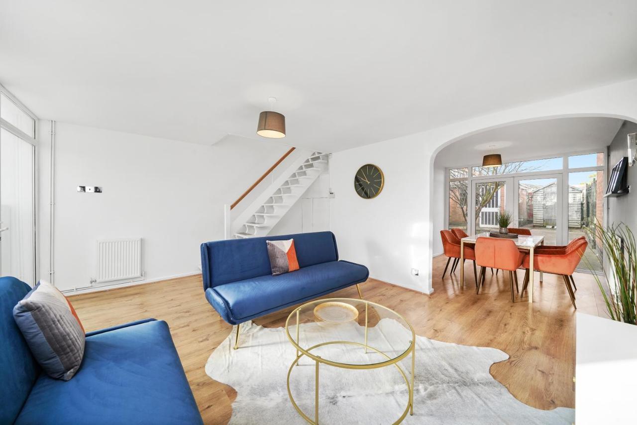 Cosy 3 Bedroom With Free Parking, Garden And Smart Tv With Netflix By Yoko Property Coventry Exterior photo