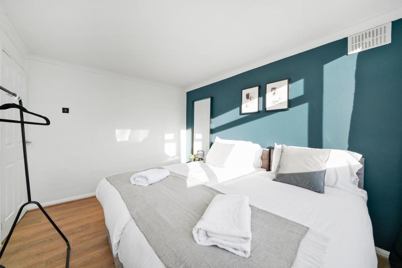 Cosy 3 Bedroom With Free Parking, Garden And Smart Tv With Netflix By Yoko Property Coventry Exterior photo