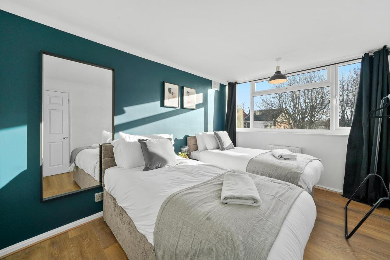 Cosy 3 Bedroom With Free Parking, Garden And Smart Tv With Netflix By Yoko Property Coventry Exterior photo